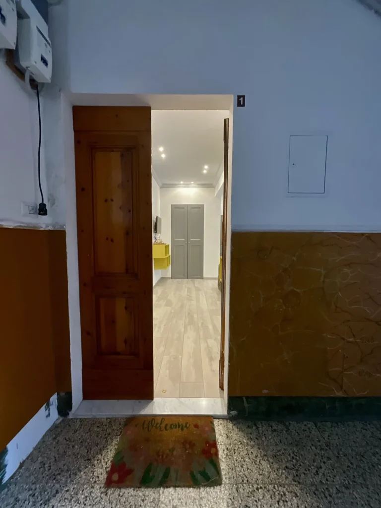 Porta d’ingresso di Tommy House dal pianerottolo condominiale