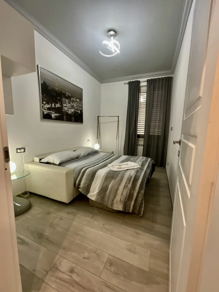 Seconda camera con letto aperto, comodino e finestra