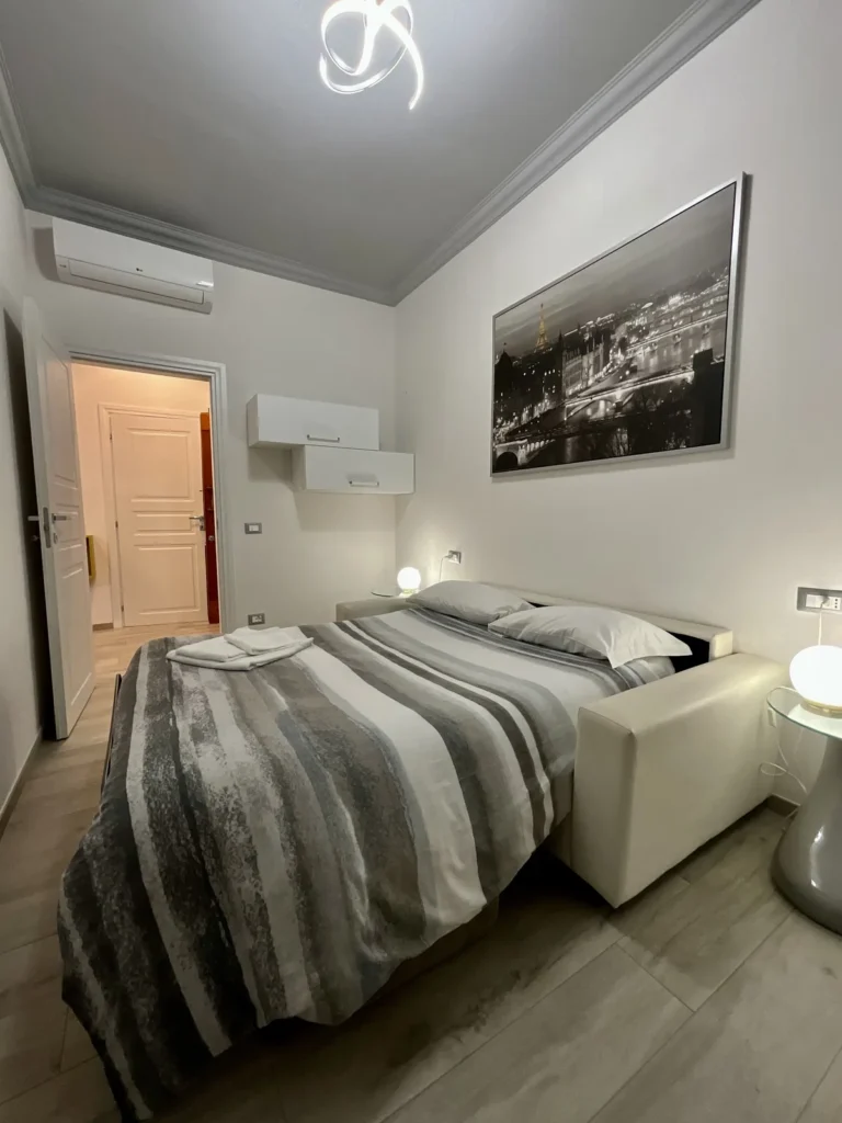 Seconda camera con letto aperto, comodino e porta